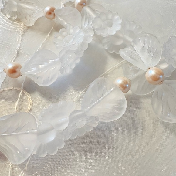 Vintage Avon 80s Jardinia Frosted Floral Pearl Accent Necklace Cottagecore 161 - Picture 6 of 13